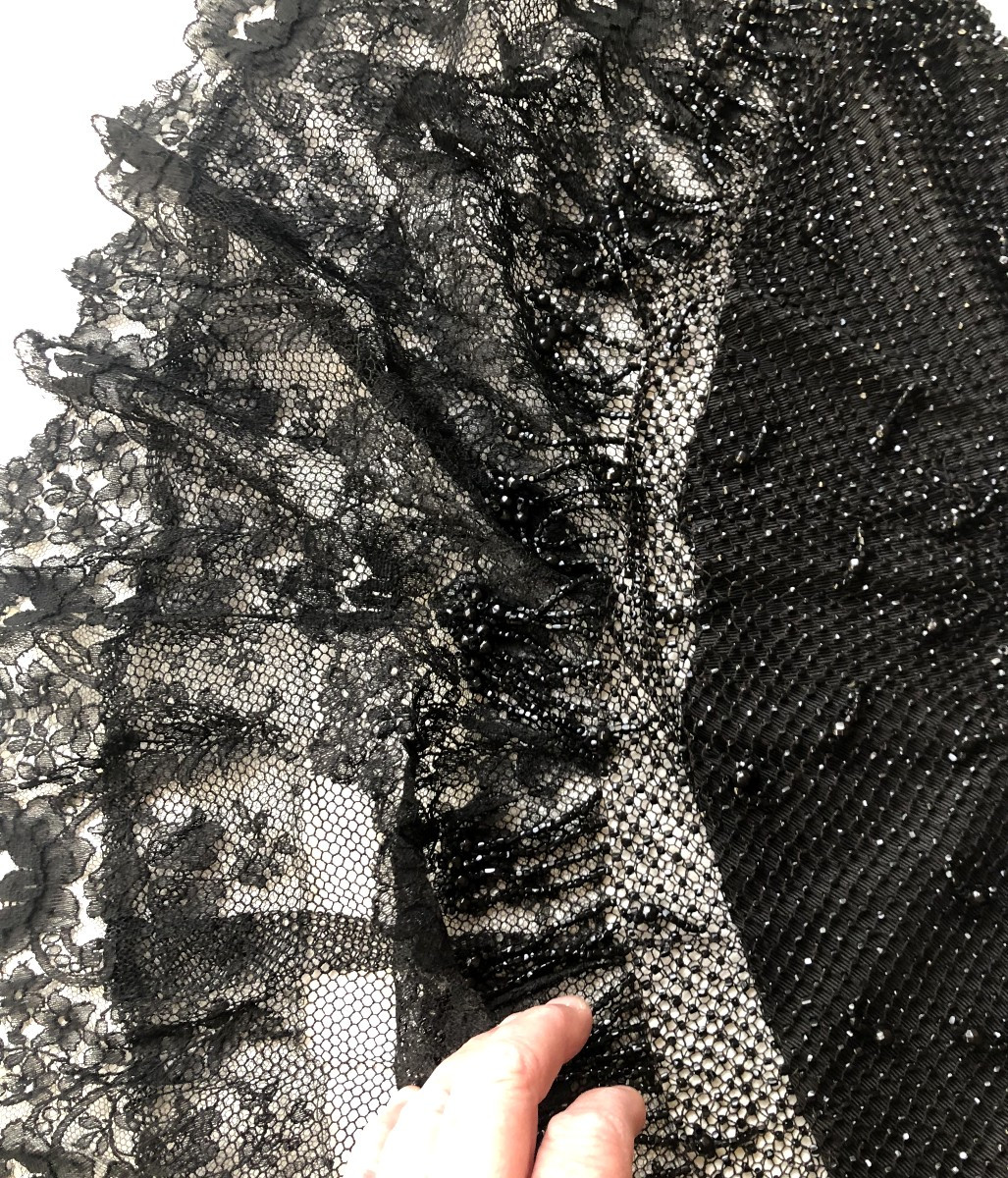 TISSU ANCIEN CAPE CAPELINE DENTELLE DE CHANTILLY PERLE DE JAIS 1900-photo-2