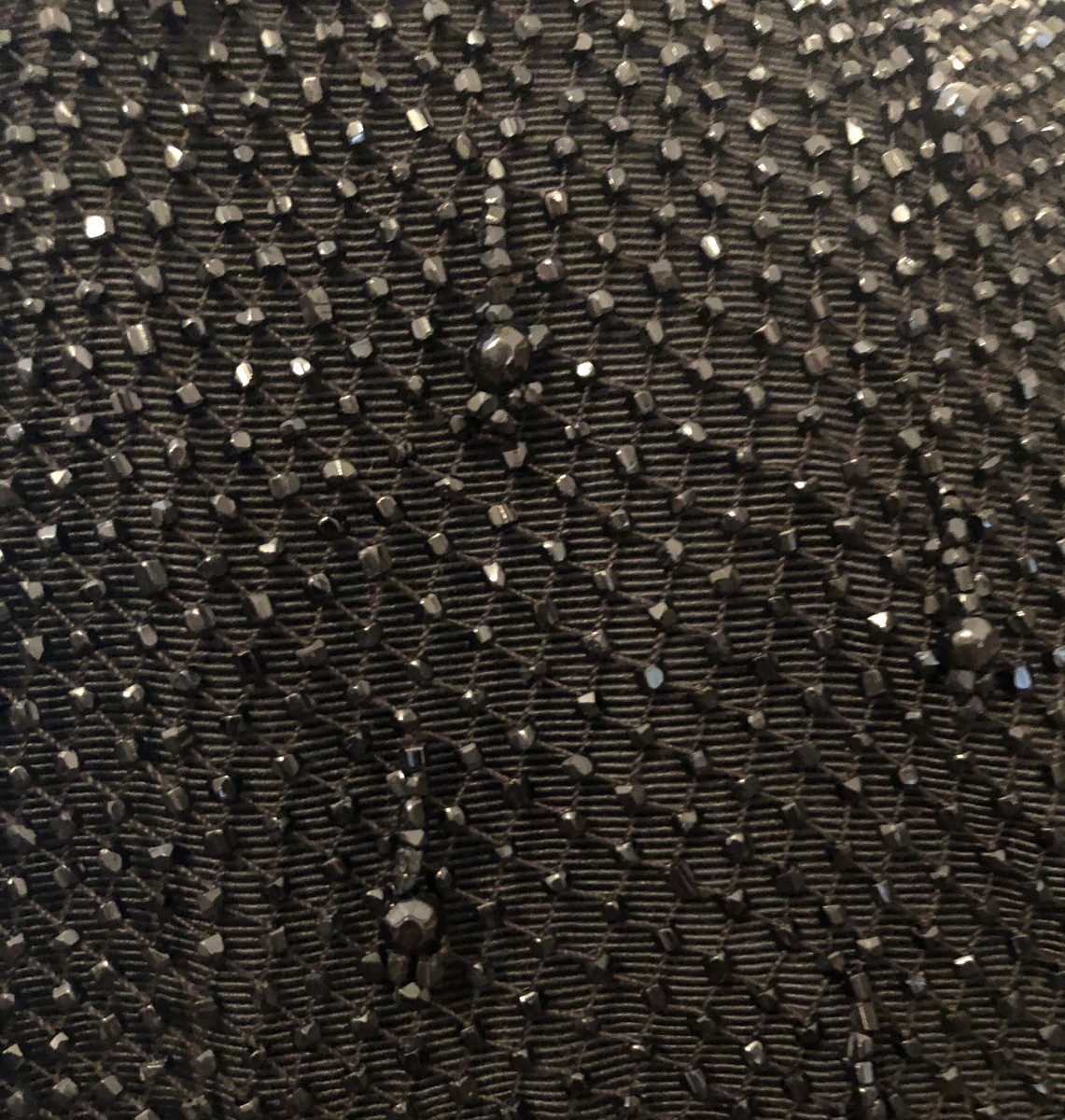 TISSU ANCIEN CAPE CAPELINE DENTELLE DE CHANTILLY PERLE DE JAIS 1900-photo-3