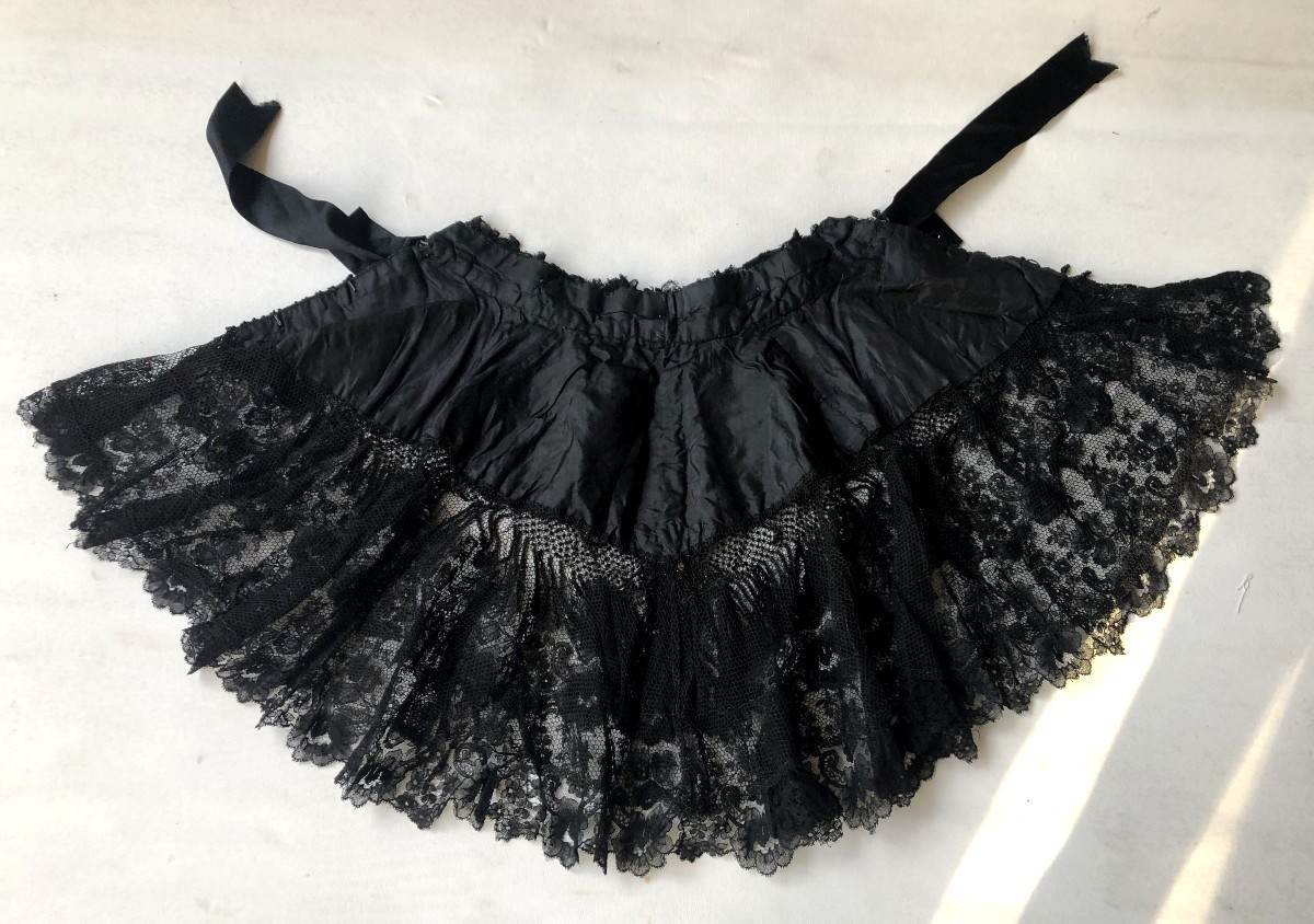 TISSU ANCIEN CAPE CAPELINE DENTELLE DE CHANTILLY PERLE DE JAIS 1900-photo-2