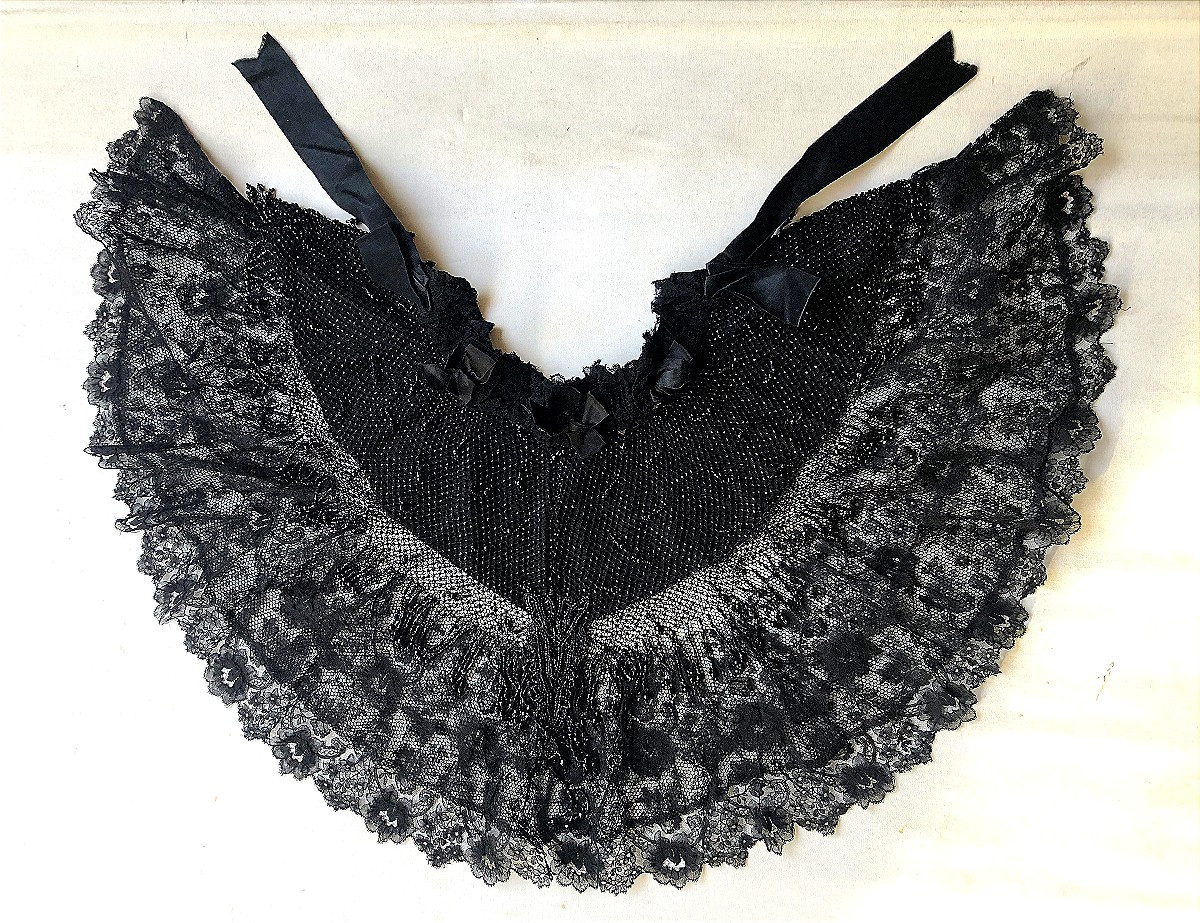 TISSU ANCIEN CAPE CAPELINE DENTELLE DE CHANTILLY PERLE DE JAIS 1900