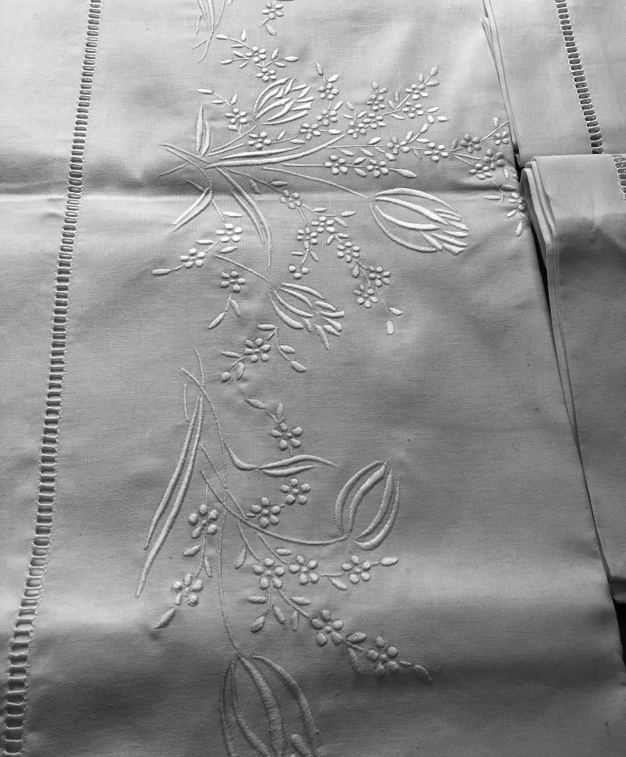 Embroidered Bed Set With 2 Large Pillowcases And Large Sheet-photo-2