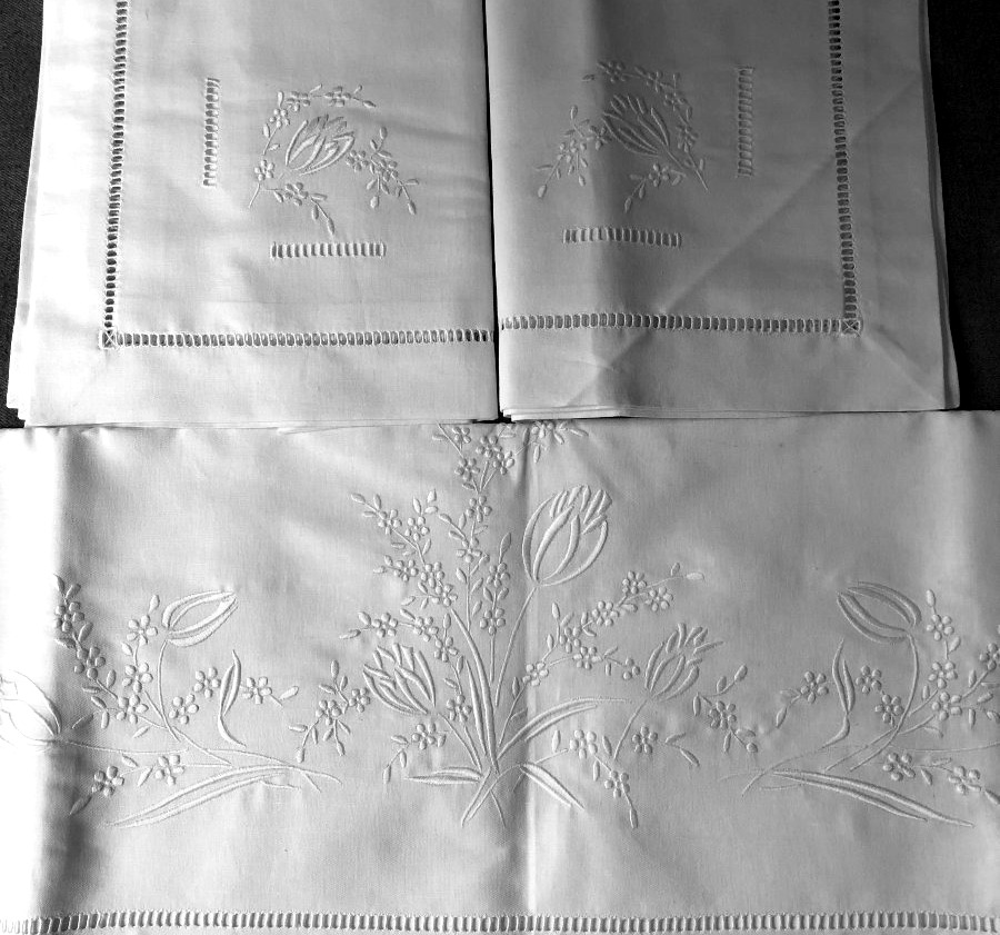 Embroidered Bed Set With 2 Large Pillowcases And Large Sheet-photo-3