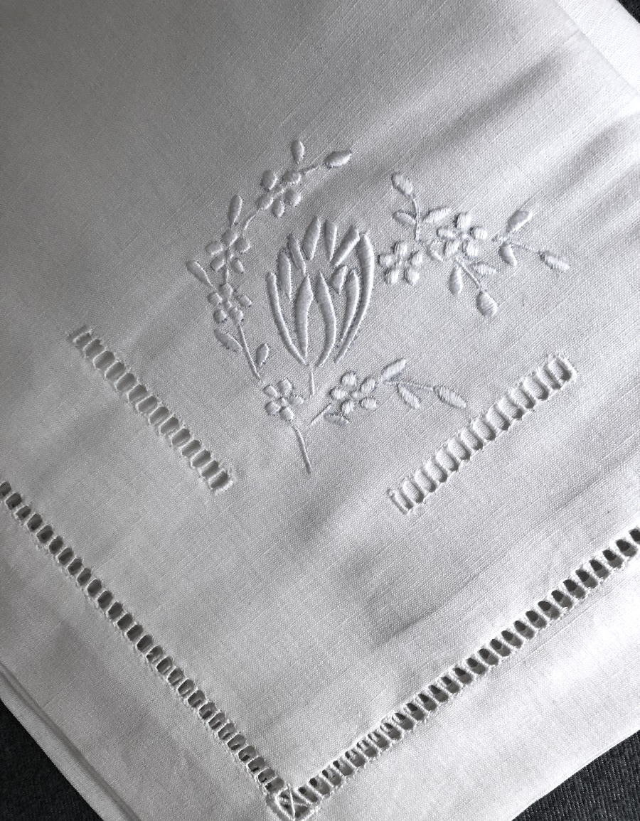 Embroidered Bed Set With 2 Large Pillowcases And Large Sheet-photo-4