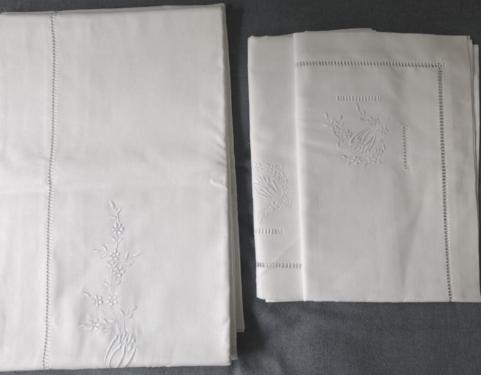 Embroidered Bed Set With 2 Large Pillowcases And Large Sheet-photo-1