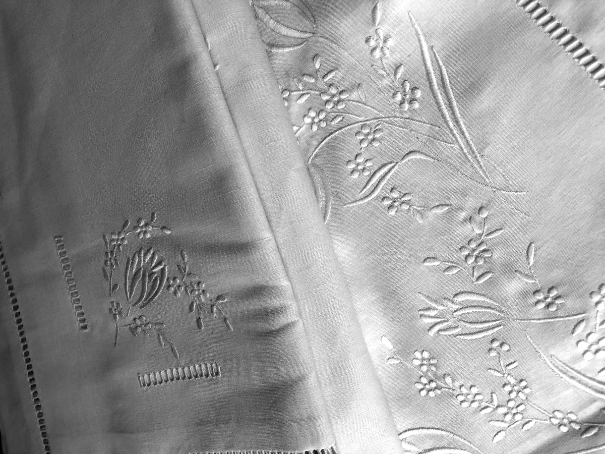 Embroidered Bed Set With 2 Large Pillowcases And Large Sheet