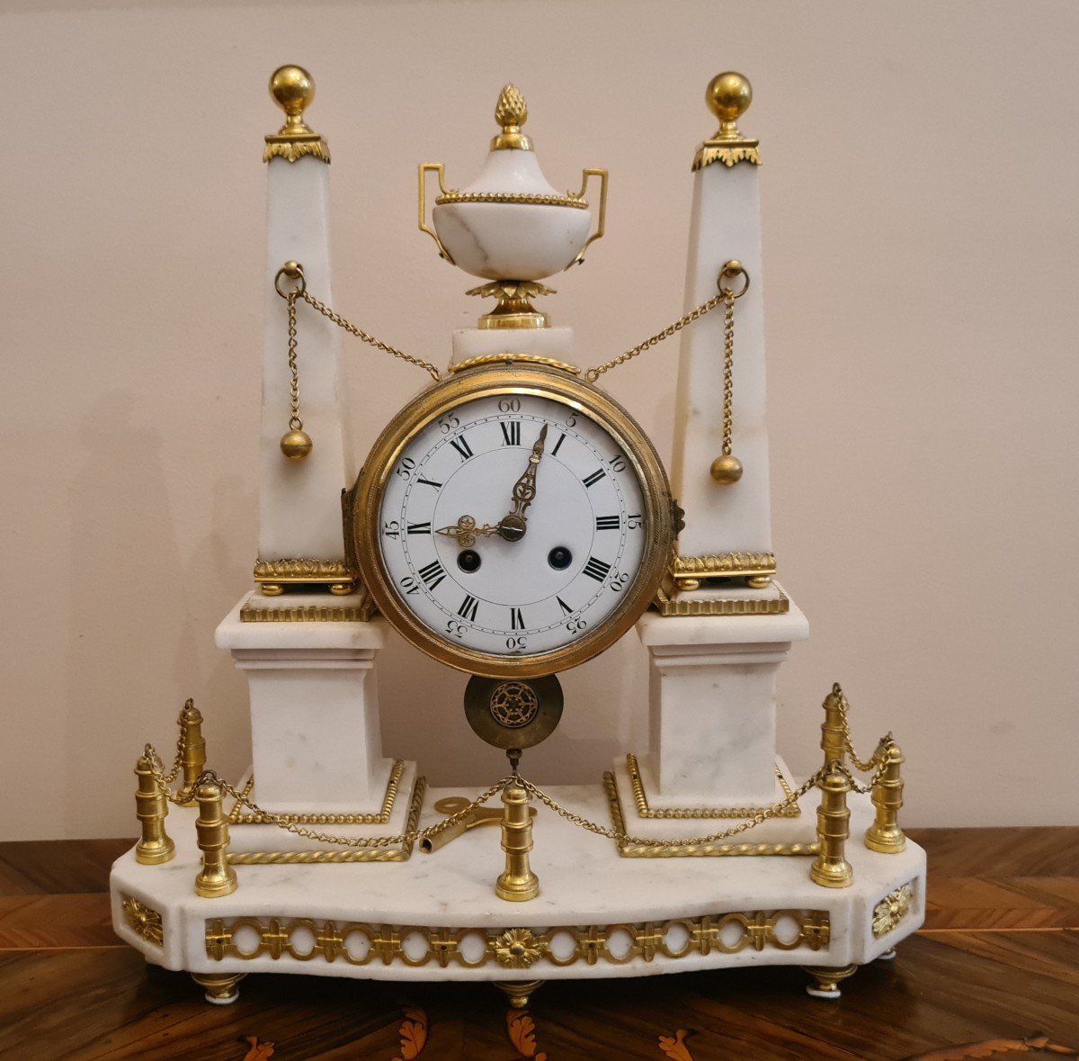 Pendule En Marbre Blanc Et Bronzes Dorés Portée Par 2 Obélisques . Epoque Louis XVI , Vers 1780