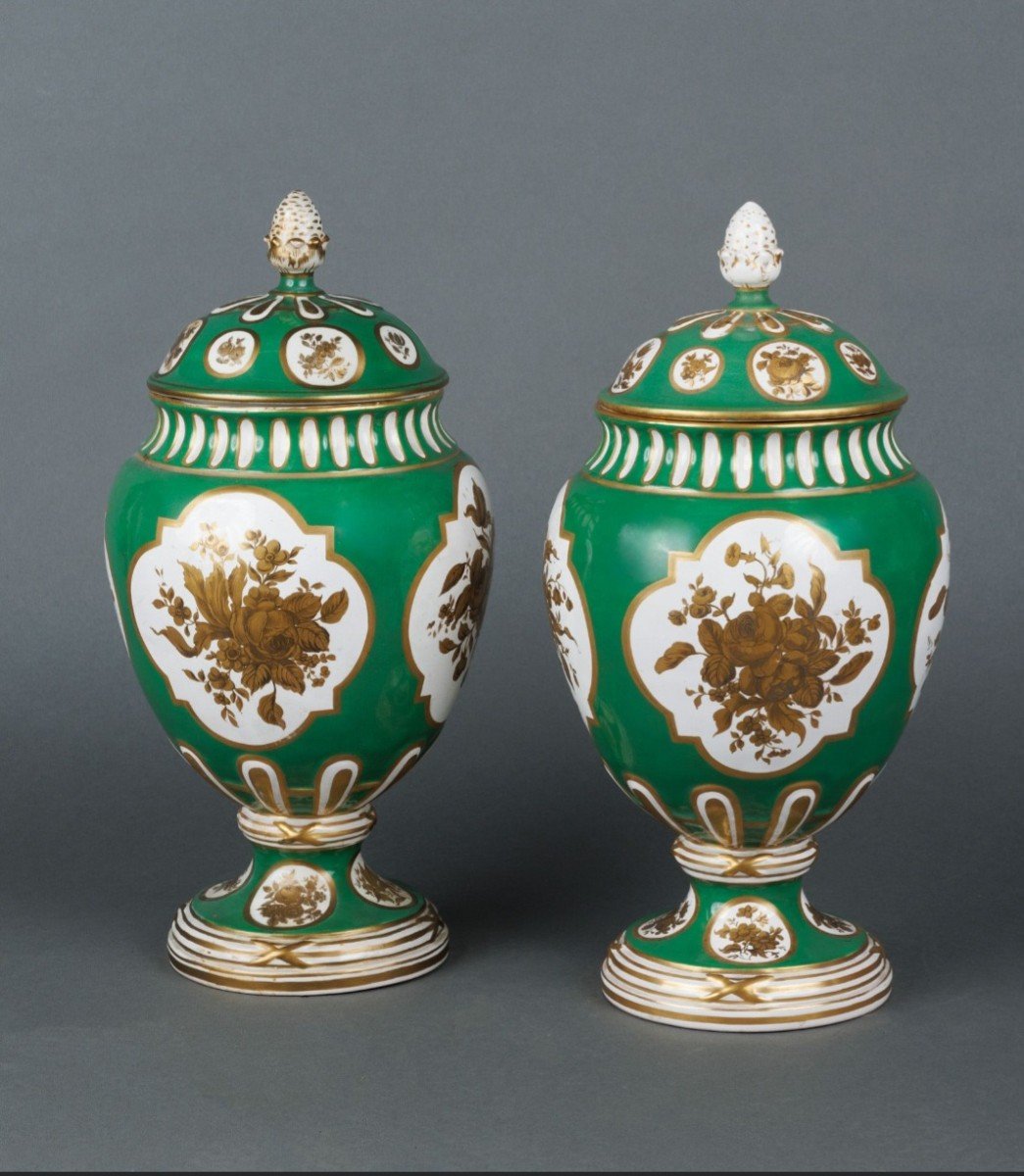 Paire De Vases En Porcelaine De Paris,  XIXème 