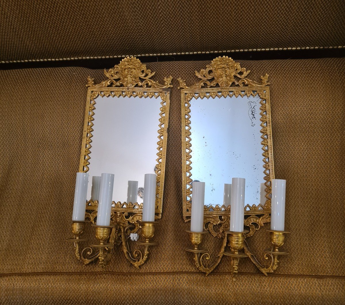 Paire D’appliques à Fond De Miroirs En Bronze Ciselé Et Doré , Style Louis XIV. 