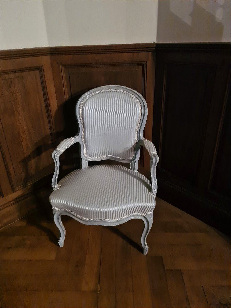 Paire de fauteuils estampillés MEUNIER en bas laqué mouluré et sculpté époque Louis XV-photo-1