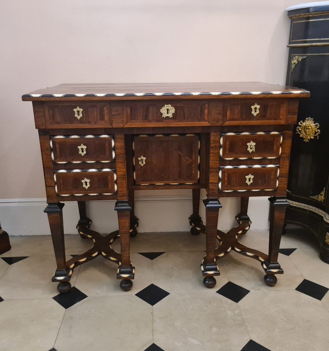 Bureau Mazarin , plateau brisé. Travail dans le goût du XVIIe, de style Louis XIV , fin XIXème-photo-2