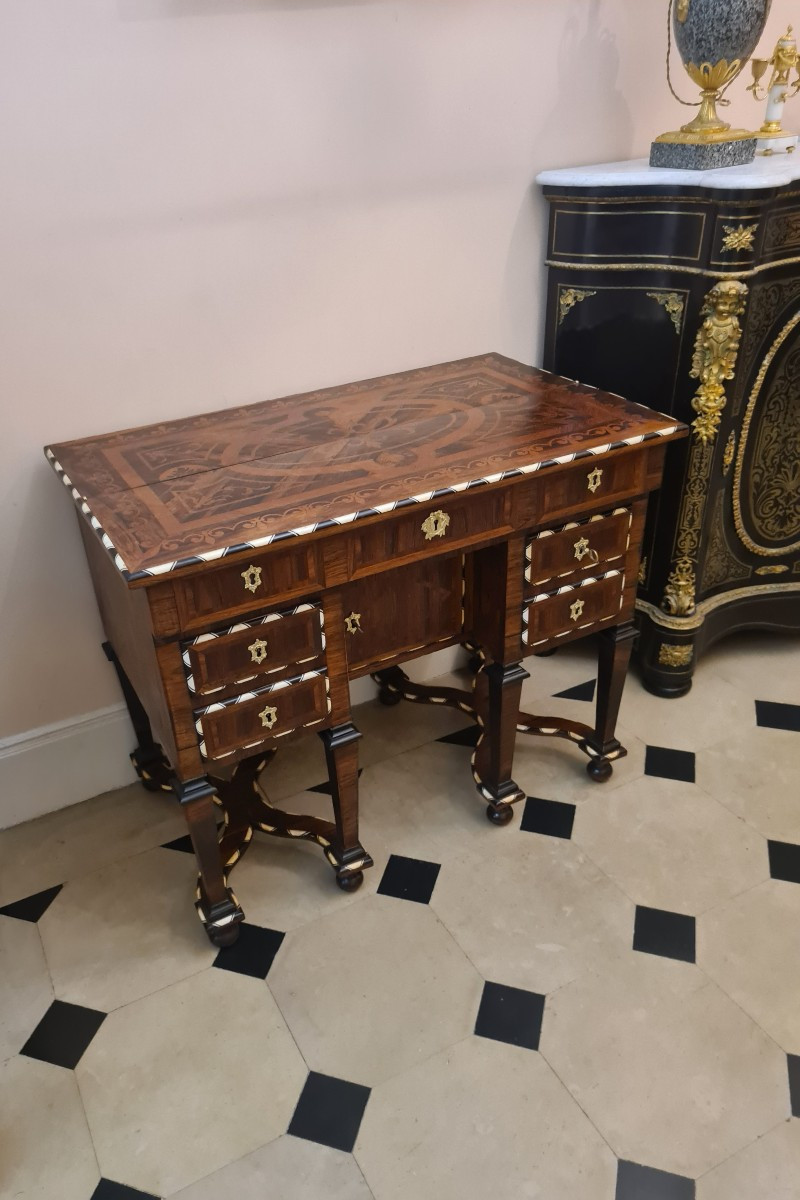 Bureau Mazarin , plateau brisé. Travail dans le goût du XVIIe, de style Louis XIV , fin XIXème