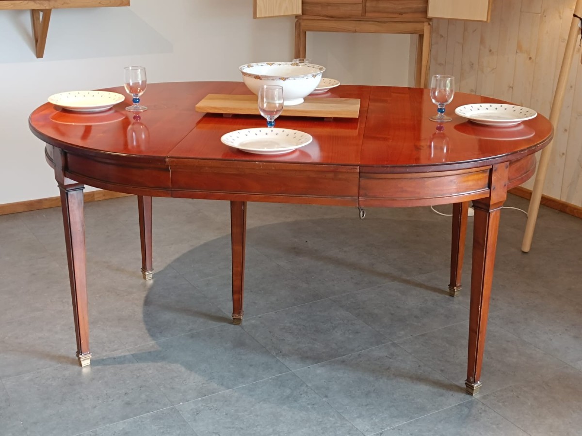 Table de salle à manger en bois exotique , teinté acajou . Première moitié du XXème siècle 