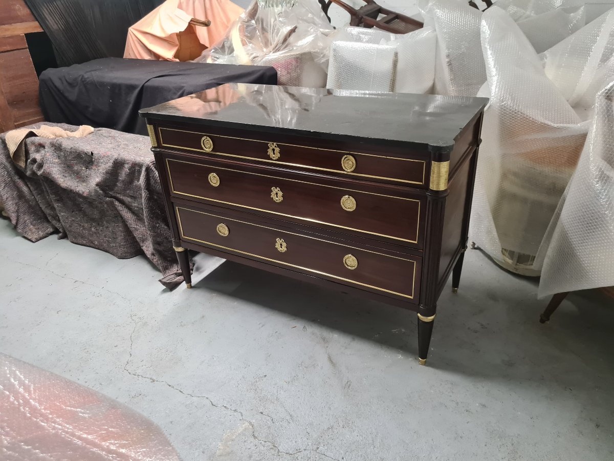 Commode Louis XVI en acajou vers 1785.