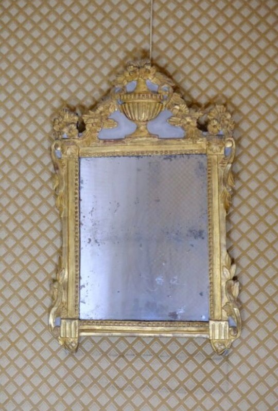 Glace Louis XVI en bois doré 