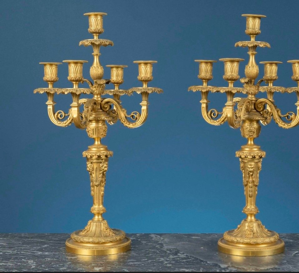 Paire de candelabres en bronze doré 
