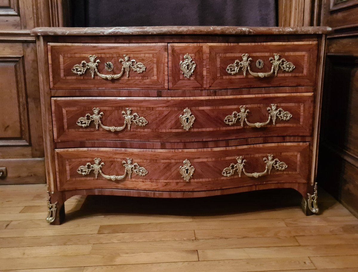 Commode Epoque Régence Vers 1730 En Placage De Palissandre Et Bois De Rose. 