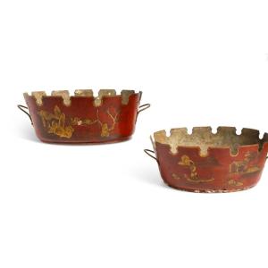 Paire de verrières en tôle peinte laquée , époque Louis XV , vers 1760. 