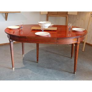 Table de salle à manger en bois exotique , teinté acajou . Première moitié du XXème siècle 