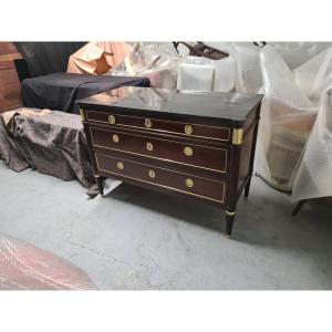 Commode Louis XVI en acajou vers 1785.