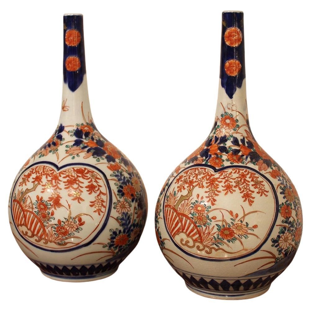 Paire de vases bouteille en porcelaine, Japon