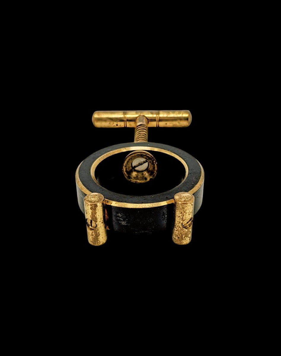  Casse noix en forme de Bague - Bronze et Métal patiné Doré - Design moderniste J. Adnet - XX E-photo-4