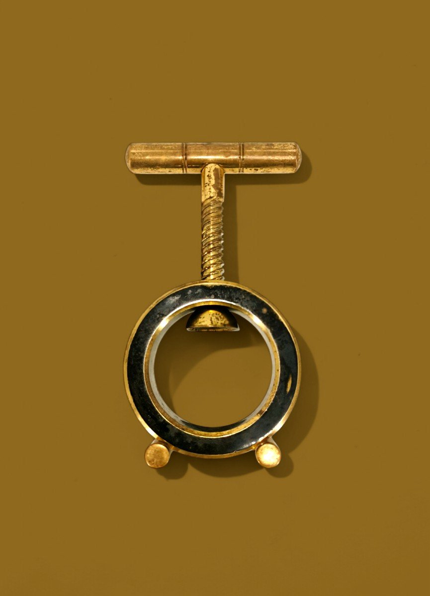  Casse noix en forme de Bague - Bronze et Métal patiné Doré - Design moderniste J. Adnet - XX E-photo-1