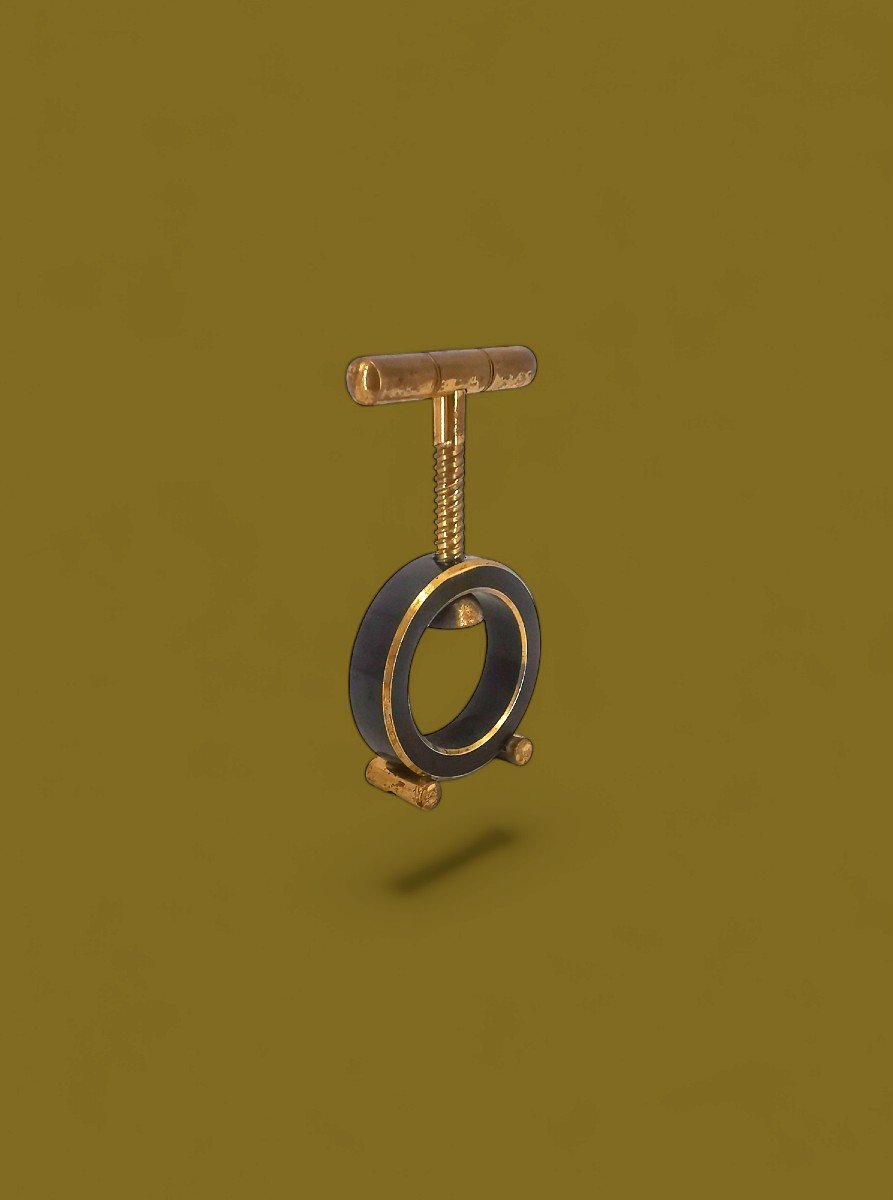 Casse noix en forme de Bague - Bronze et Métal patiné Doré - Design moderniste J. Adnet - XX E