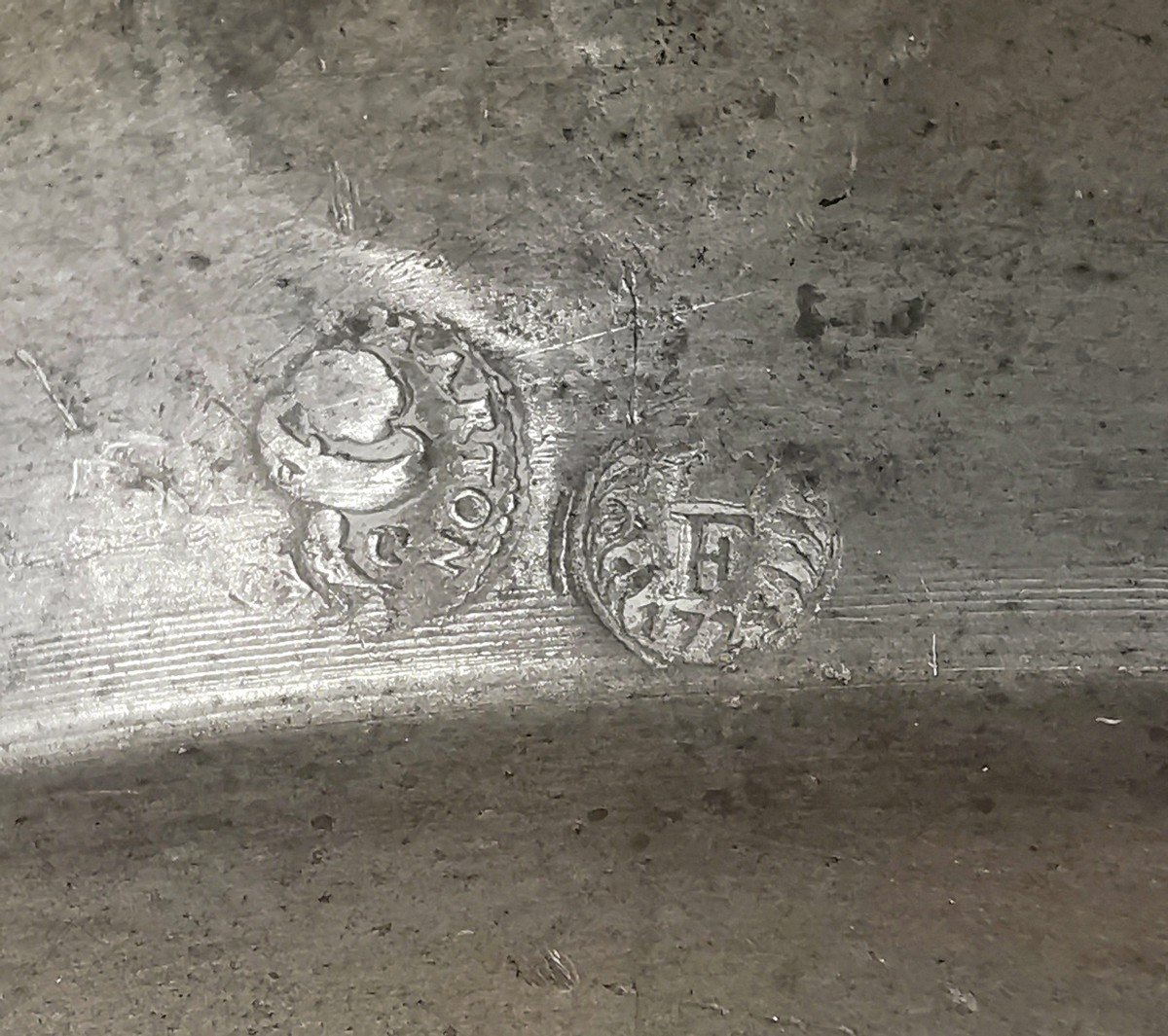 18th Century Collectible Pewter - Curiosity Coat Of Arms Plate - Dated 1766 -photo-4