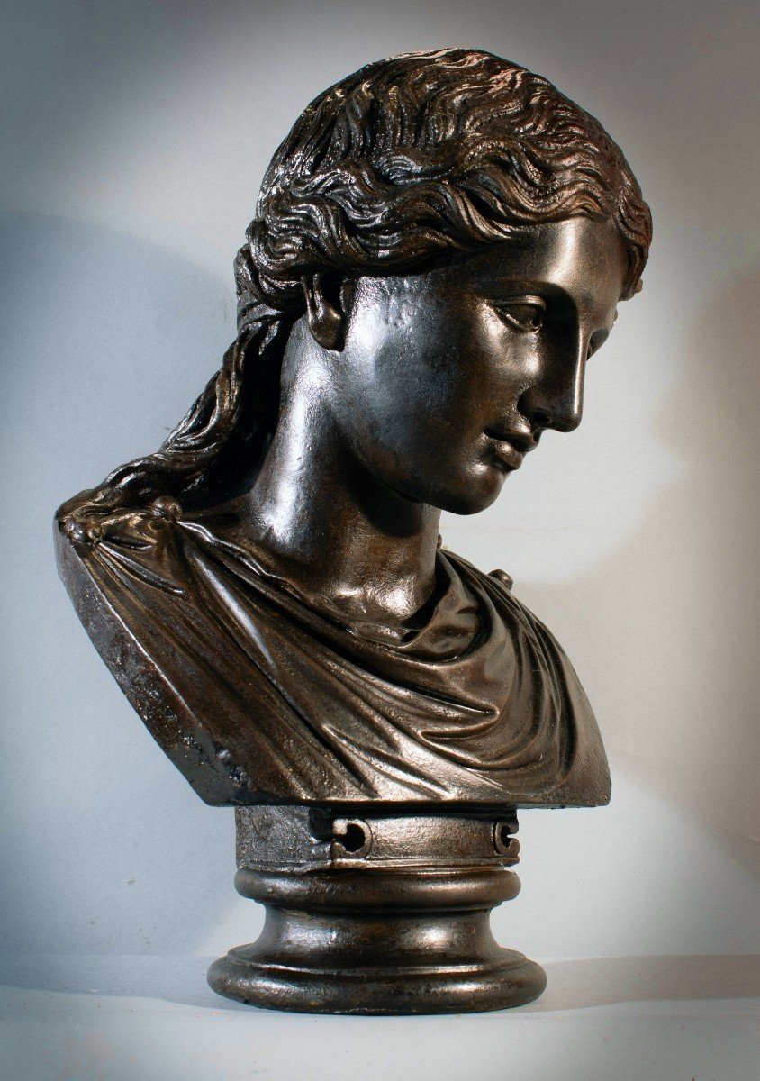 Buste de femme en fonte du XIXème siècle, idéal de beauté grecque hellénistique.-photo-3