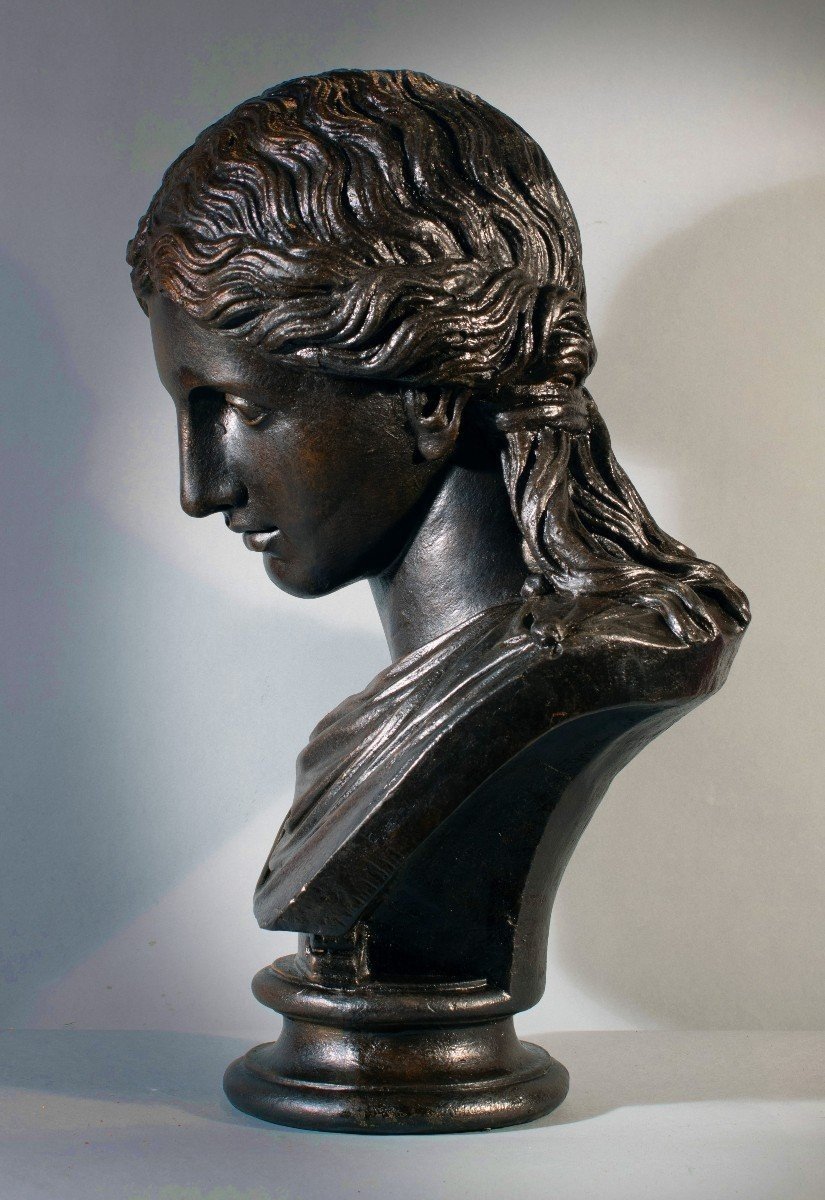 Buste de femme en fonte du XIXème siècle, idéal de beauté grecque hellénistique.-photo-4