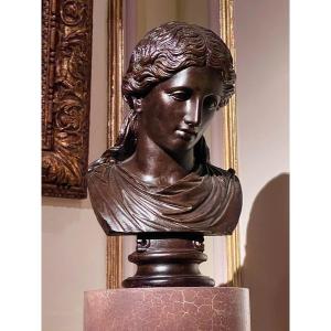 Buste de femme en fonte du XIXème siècle, idéal de beauté grecque hellénistique.
