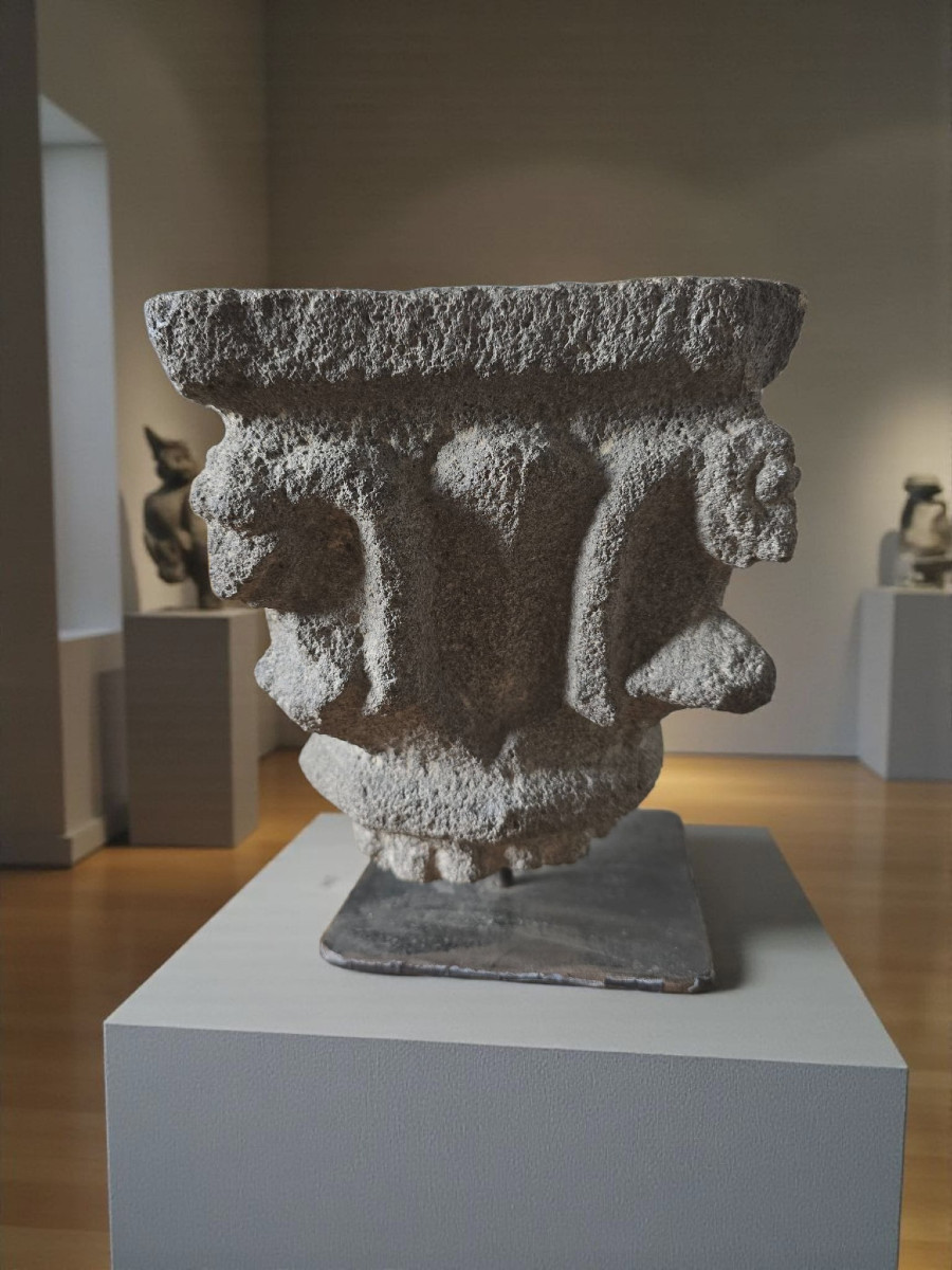 Capital With Bats And Chubby Figures - Basalt - 15th/16th Century 