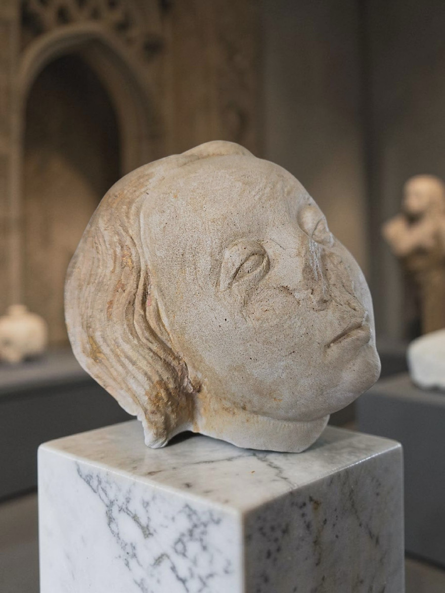 Tête en pierre calcaire - Bourgogne - 16ème siècle 
