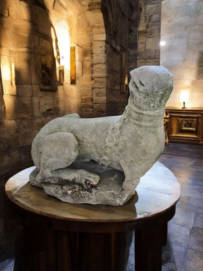 Important chien en pierre - France - 15/16 ème siècle