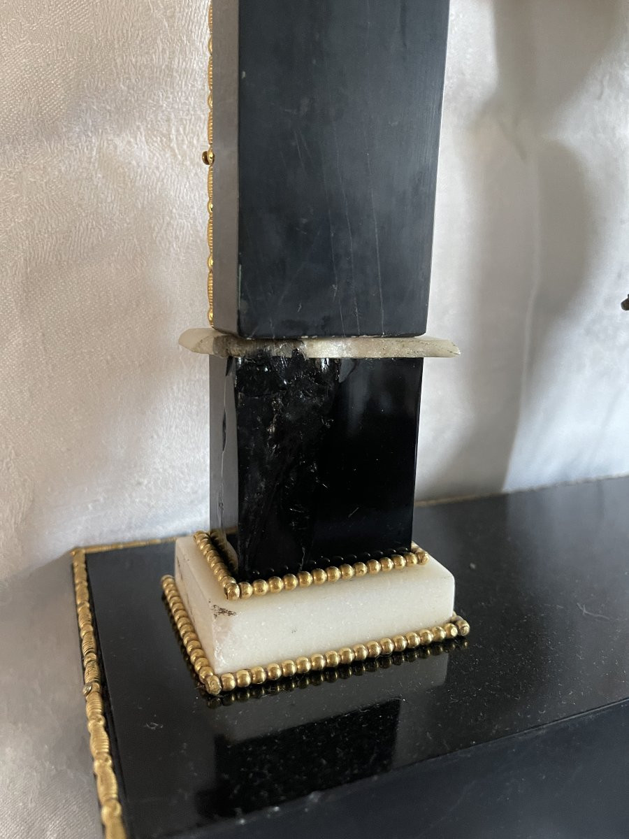 Pendule portique époque Directoire en bronze doré et marbre-photo-4