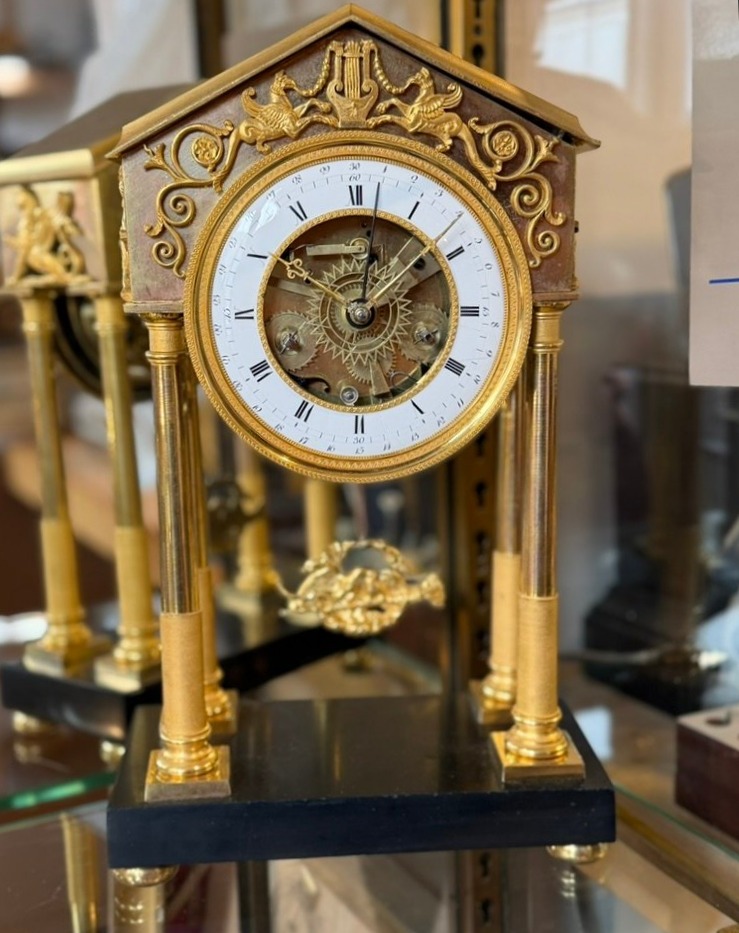 Pendule en bronze doré - squelette Directoire à quantième 