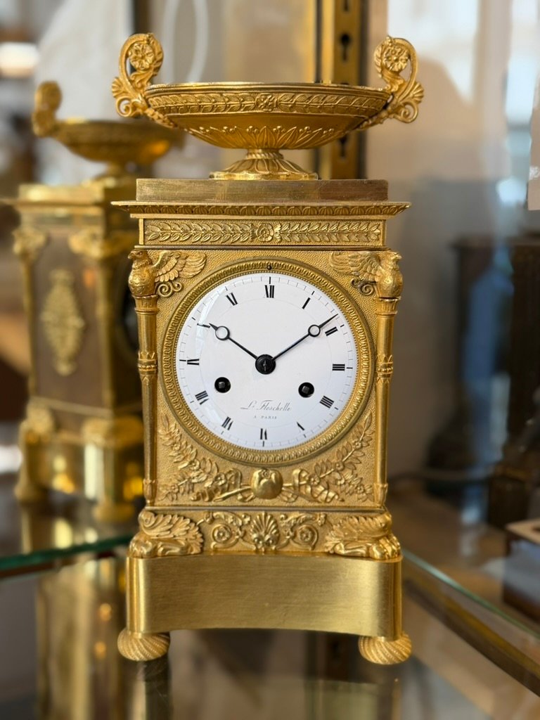 Petite pendule borne Empire - bronze doré par THOMIRE