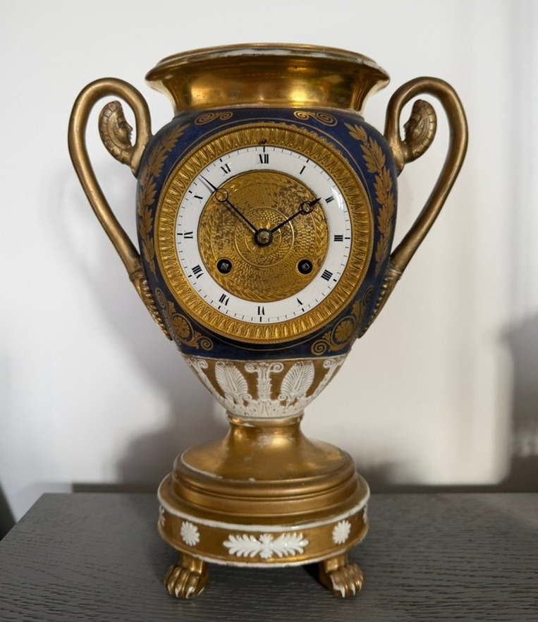 Pendule en porcelaine de Paris formant vase