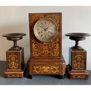 Pendule et sa garniture en marqueterie d'époque Charles X