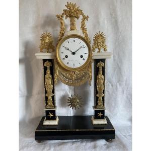 Pendule portique époque Directoire en bronze doré et marbre