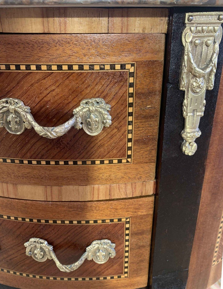 Commode française demi-lune de style Louis XVI du 20ème sièc