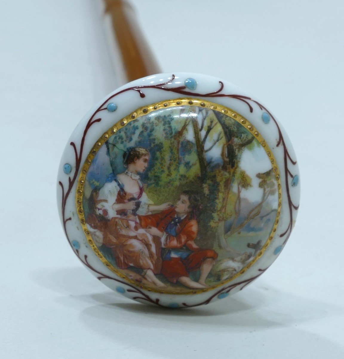 Canne De Collection Avec Pommeau En Porcelaine Représentant Une Scène Galante