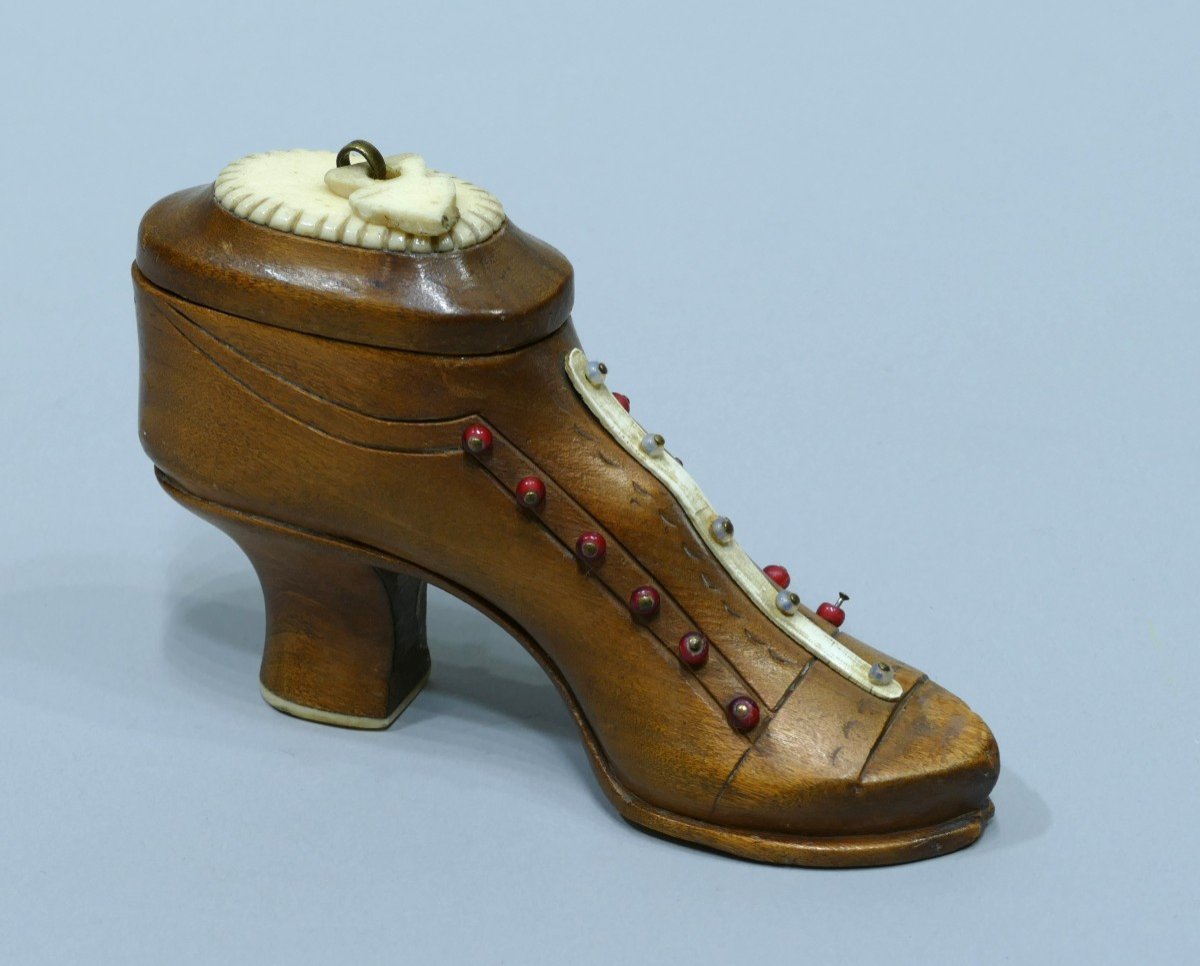 Wooden Snuffbox In The Shape Of A Woman's Shoe Datable From The 19th Century-photo-2