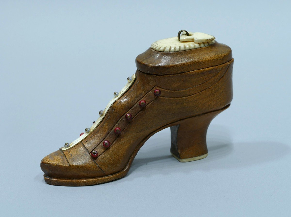 Wooden Snuffbox In The Shape Of A Woman's Shoe Datable From The 19th Century