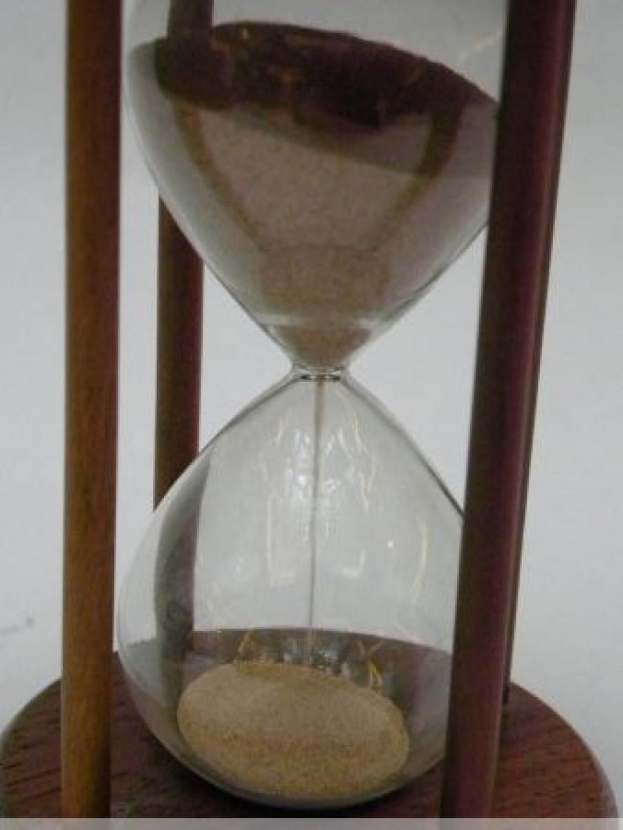 Round Hourglass With Four Columns-photo-2
