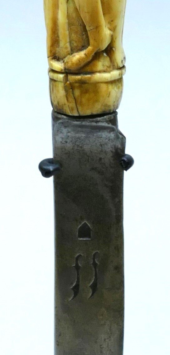 Couteau En Ivoire Représentant Une Femme Avec Ses Enfants Datable Vers 1580-photo-3