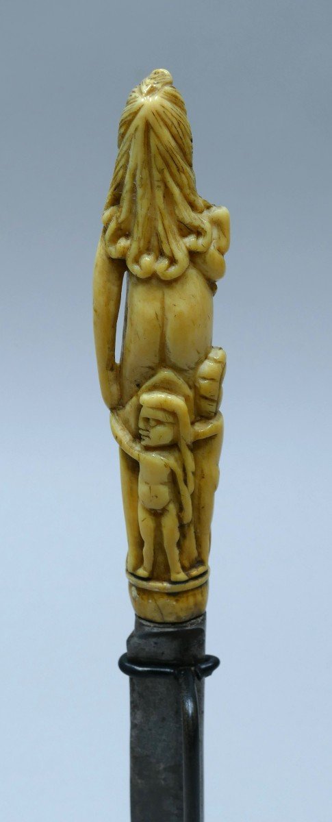 Couteau En Ivoire Représentant Une Femme Avec Ses Enfants Datable Vers 1580-photo-2