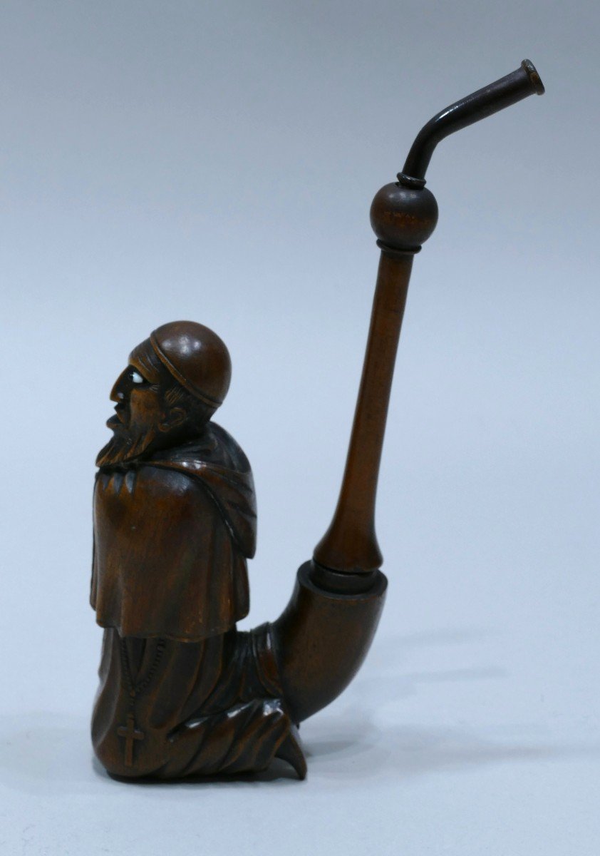 Pipe Representing A Kneeling Priest In A Cassock With His Cross-photo-2