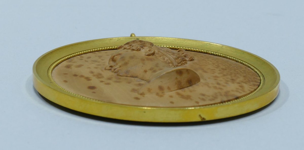 Fruitwood Medallion Representing The Profile Of Marie-louise Of Austria -photo-4