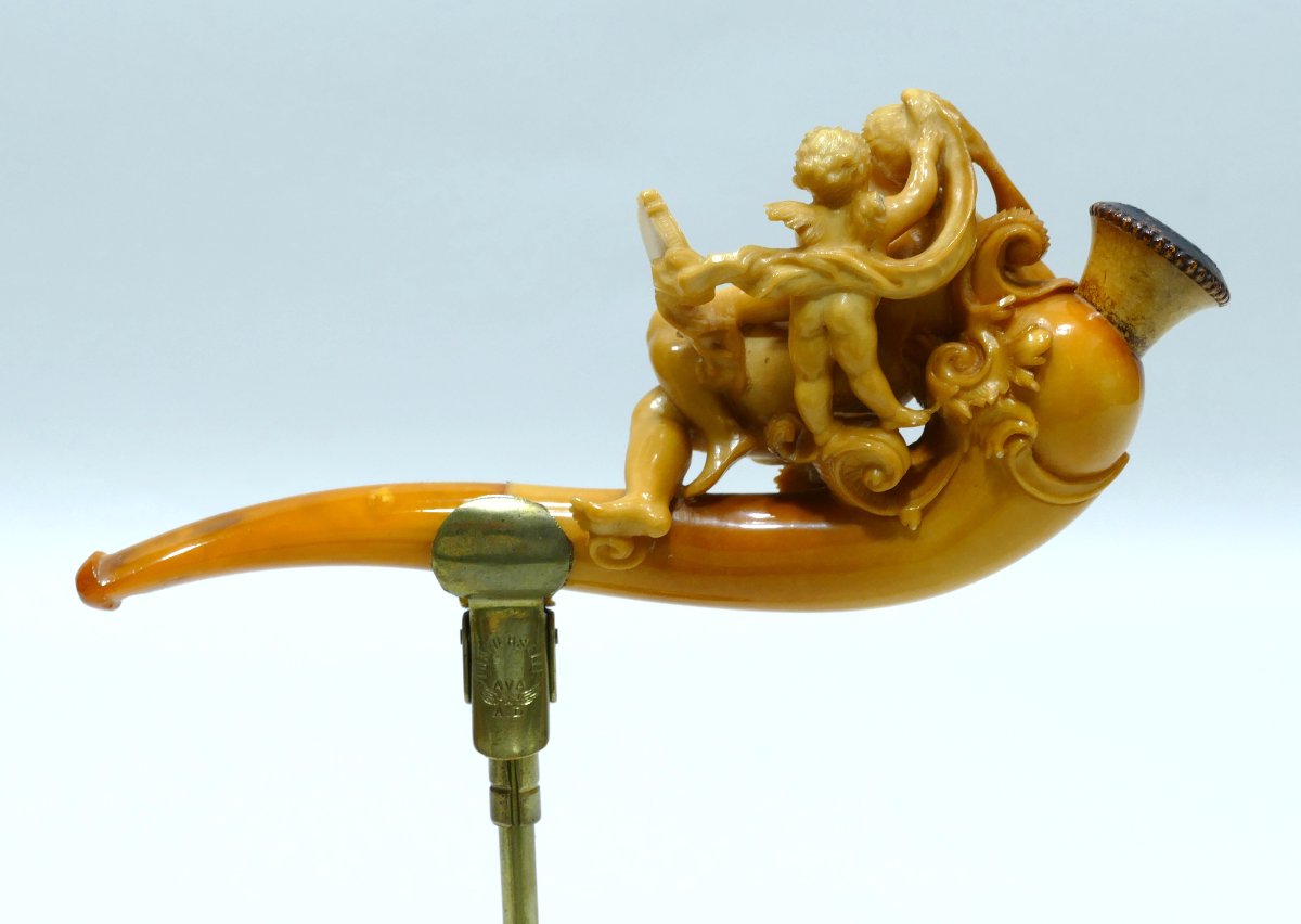 Fume-cigarette en écume de mer représentant Vénus et son fils Cupidon-photo-3